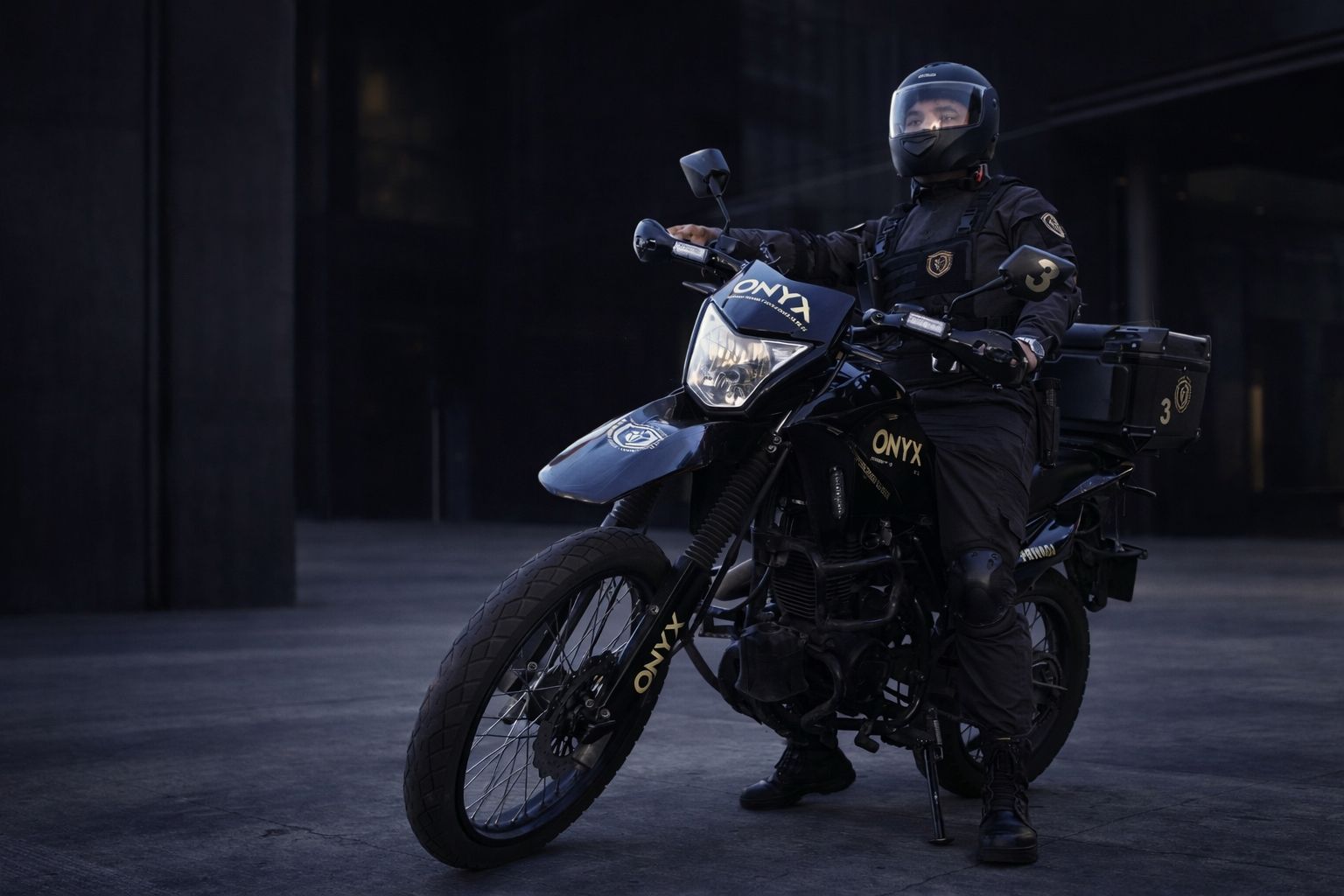 Oficial de seguridad ONYX en motocicleta de patrullaje